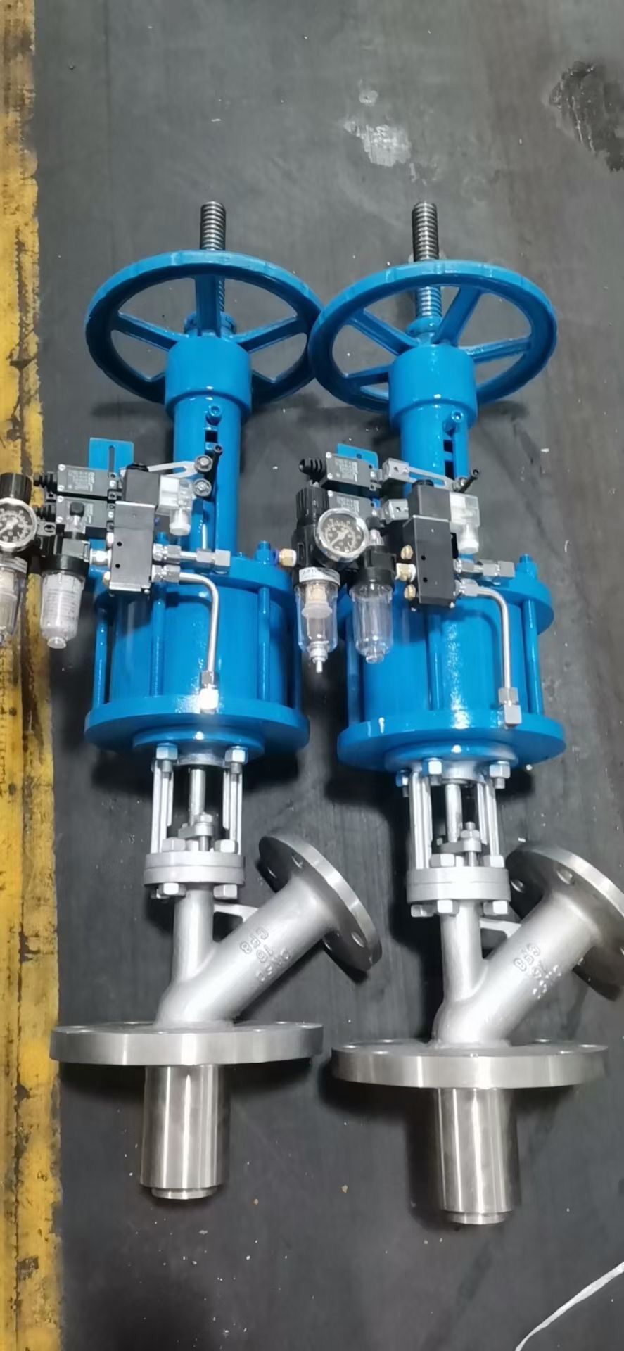 高溫高壓反應釜氣動帶手動放料閥工作原理